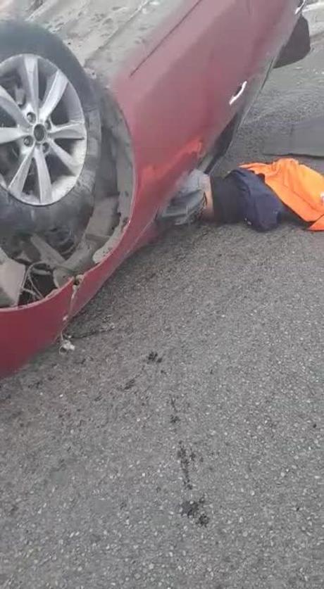 (Video) Persona fallece al volcar su vehículo sobre la carretera Rioverde frente al Tec