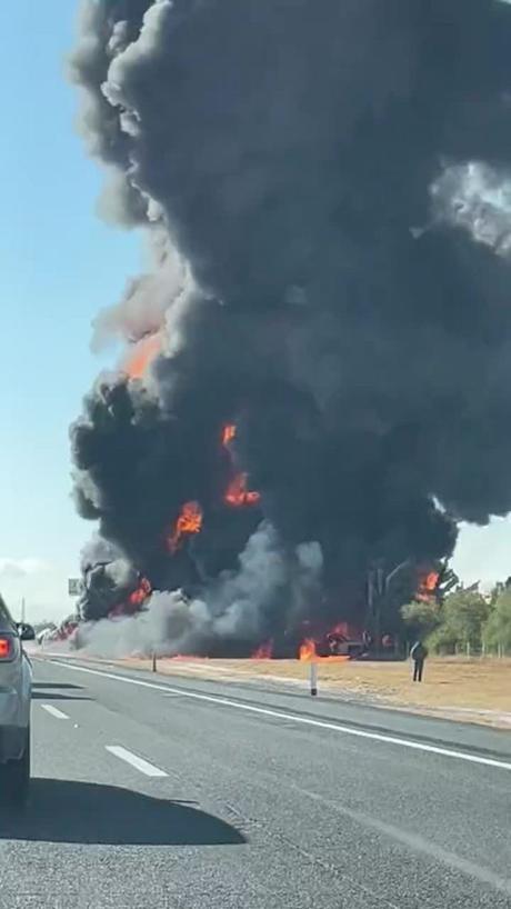 Video: Explota pipa sobre la carretera Matehuala