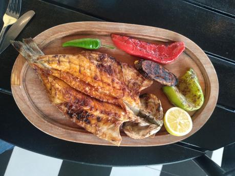 fishlandia-en-batumi-junto-al-mercado-de-pescado