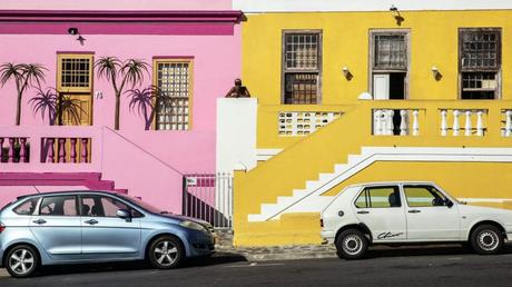 Decisiones para elegir un color ideal para renovar la fachada de un edificio cars parked near colorful houses