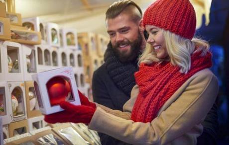 Pareja comprando en mercado navideño