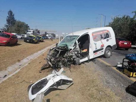 Choque entre dos camionetas en la Carretera 57 deja lesionados de gravedad