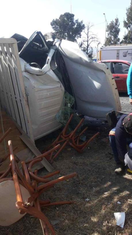 Choque entre dos camionetas en la Carretera 57 deja lesionados de gravedad