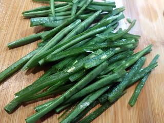 PEREGRINAS AL CURRY SOBRE CAMA DE PATATAS Y HABICHUELAS VERDES.