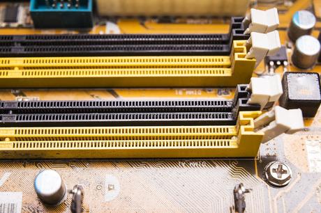 La simplificación del borde de la red: soluciones para  microcentros de datos en el borde