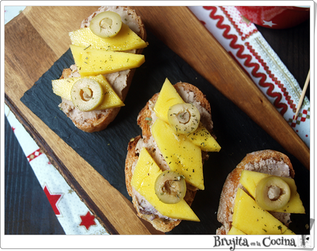 Bruschetta paté con mango y aceitunas