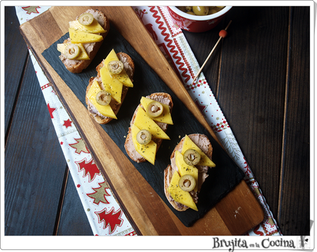 Bruschetta paté con mango y aceitunas