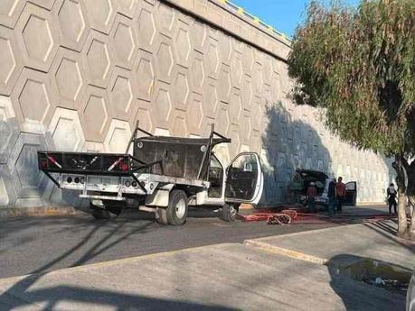 Niña fallece en Carretera Rioverde;  camioneta cargada de acero chocó el auto en que viajaba