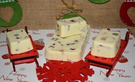 Turrón de chocolate blanco y frutas escarchadas