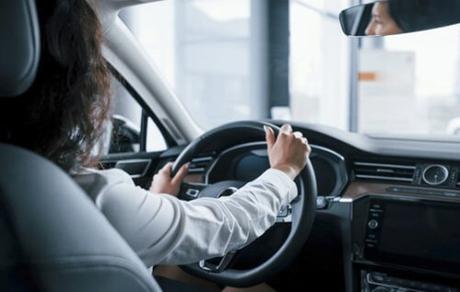 ¿Es fácil conducir en Málaga? mujer conduciendo en Málaga