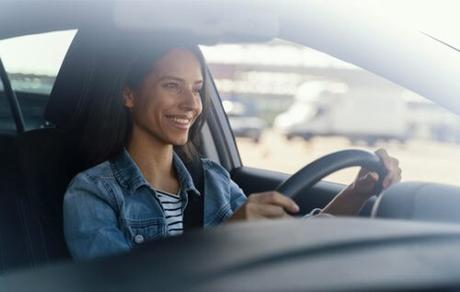 ¿Es fácil conducir en Málaga? mujer conduciendo