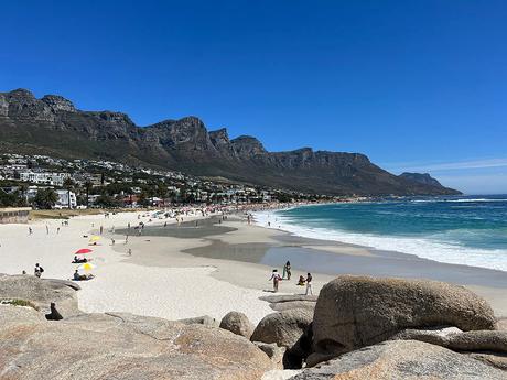 Viajar a Sudafrica: playa de Camps Bay con los doce apóstoles al fondo