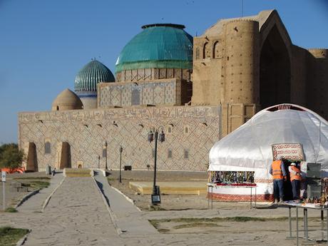 KAZAJISTÁN: EL MAUSOLEO DE KHOJA AHMED YASSAWI EN TURKESTÁN