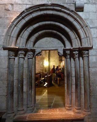 MONASTERIO DE SAN SALVADOR DE LEYRE. Portada muro Sur ROMÁNICO EN NAVARRA. MONASTERIO DE SAN SALVADOR DE LEYRE. Portada muro Sur