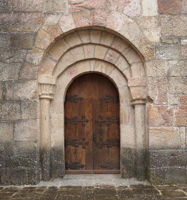 MONASTERIO DE SAN SALVADOR DE LEYRE. Portada acceso a cripta. ROMANICO EN NAVARRA. MONASTERIO DE SAN SALVADOR DE LEYRE. Portada acceso a cripta.