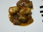 Carrilleras salsa patatas setas