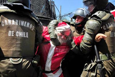 Santa Claus: la Pira, la Cárcel y la Esclavitud Santa Claus: la Pira, la Cárcel y la Esclavitud