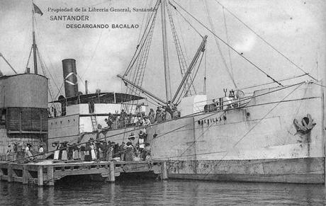 El vapor «Sevillla» descargando bacalao en Santander