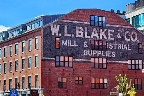 El edificio W. L. Blake & Co. en el viejo puerto de Portland
