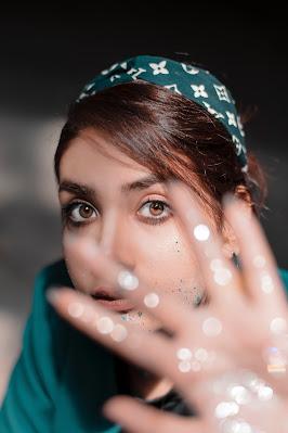 Mujer con banda en el cabello poniendo su mano delante de la cámara Mujer con banda en el cabello poniendo su mano delante de la cámara