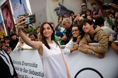 Ana de Armas y Liam Neeson elevan el nivel de glamour del Festival de San Sebastian