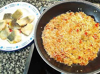 Bacalao frito y arroz rehogado con el sofrito