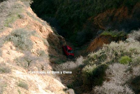 Un coche accidentado en las Barrancas de Burujón