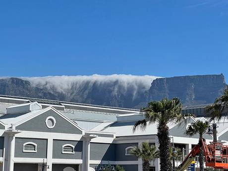 Fenomenos de cortina de nubes sobre Table Mountain