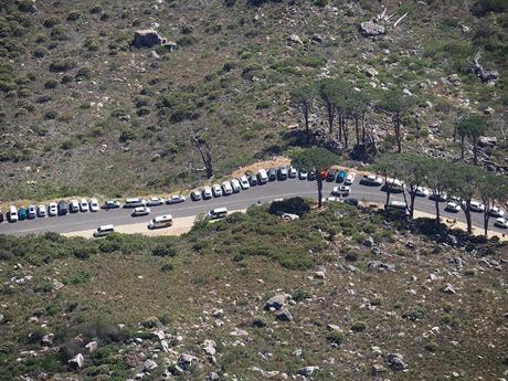 coches aparcados en Tafelberg Road para subir a la Montaña Mesa de Ciudad del Cabo