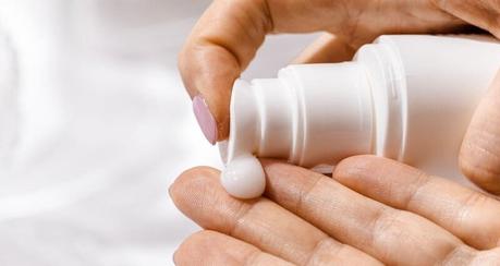 Protección solar para niños en invierno: cuida su piel en todo momento manos echando crema solar