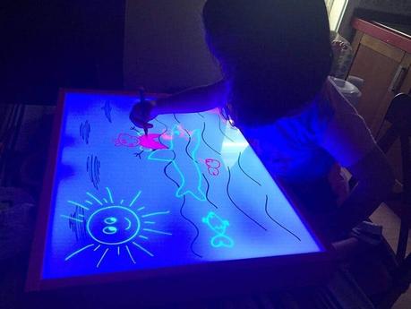 niño jugando con mesa de luz