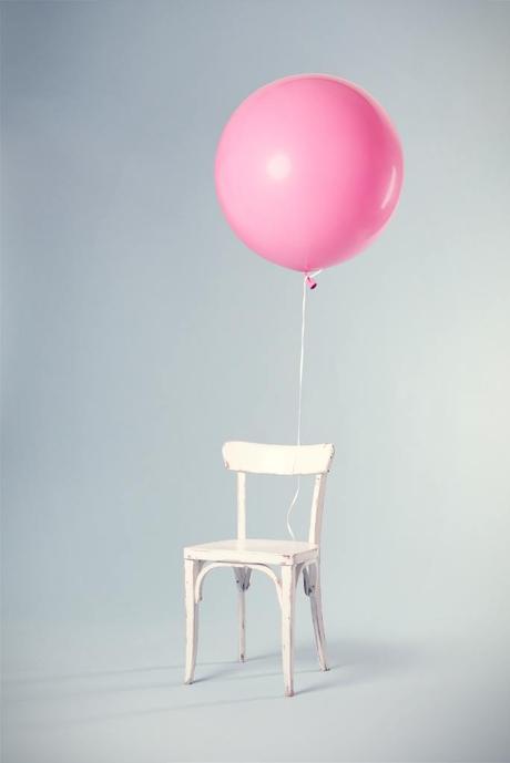 La chica de los globos de helio.