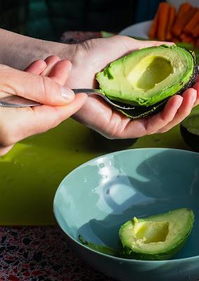 Sacando la pulpa de aguacate con una cuchara