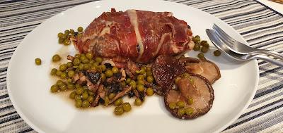 Rollo de carne picada, con aceitunas negras, aguacate y envuelta en jamón serrano