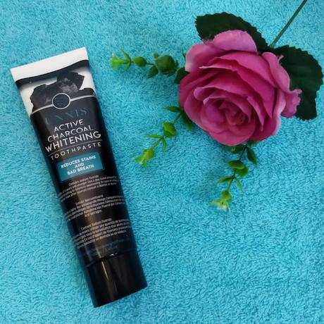 Probando el blanqueador dental de carbón activo de Unnis