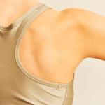 Aprende a movilizar y fortalecer el hombro para prevenir la tenisinovitis del manguito rotador.