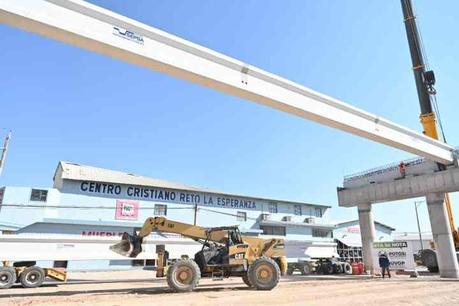 Supervisa Gallardo la colocación de trabes en el puente de Cactus