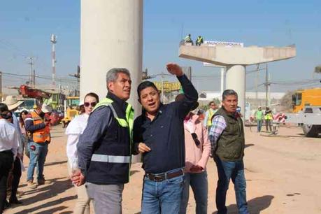 Supervisa Gallardo la colocación de trabes en el puente de Cactus