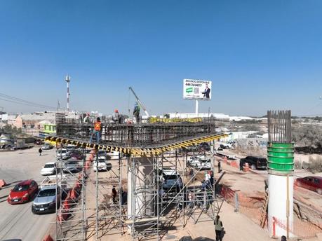 Supervisa Gallardo la colocación de trabes en el puente de Cactus