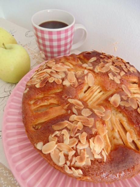 Bizcocho de manzana y yogur con almendras