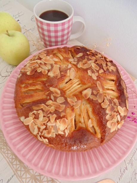 Bizcocho de manzana y yogur con almendras