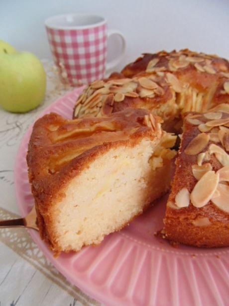 Bizcocho de manzana y yogur con almendras