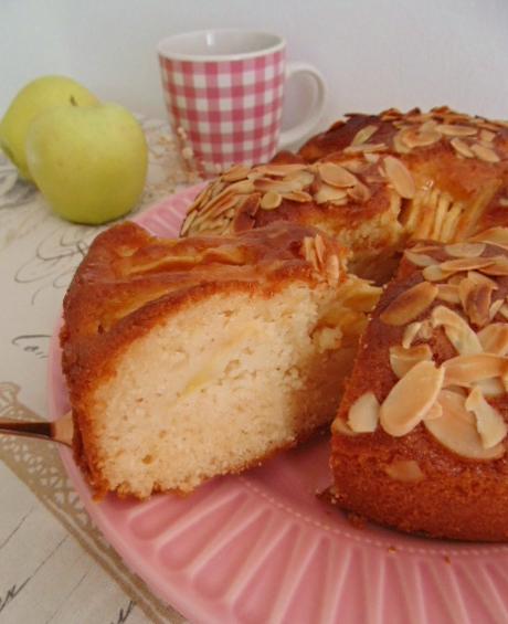 Bizcocho de manzana y yogur con almendras