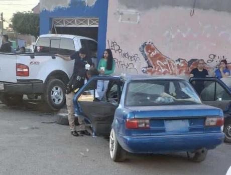 Camioneta choca contra domicilio en la San Luis rey: 5 lesionados