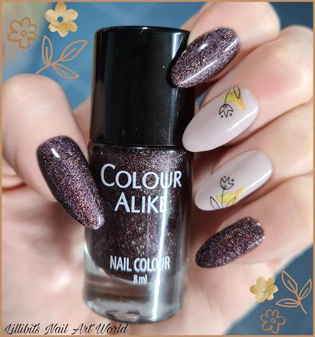 Manicura marrón holográfica con flores esquinadas