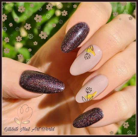 Manicura marrón holográfica con flores esquinadas