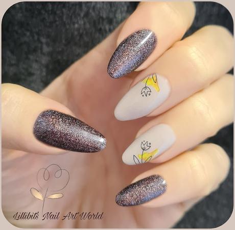 Manicura marrón holográfica con flores esquinadas