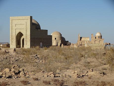 UZBEKISTÁN:  EL MUSEO SAVITSKY DE NUKUS Y LA NECRÓPOLIS DE MIZDAKHÁN