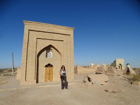 UZBEKISTÁN: EL MUSEO SAVITSKY DE NUKUS Y LA NECRÓPOLIS DE MIZDAKHÁN UZBEKISTÁN: EL MUSEO SAVITSKY DE NUKUS Y LA NECRÓPOLIS DE MIZDAKHÁN