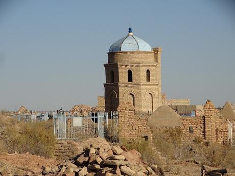 UZBEKISTÁN: EL MUSEO SAVITSKY DE NUKUS Y LA NECRÓPOLIS DE MIZDAKHÁN UZBEKISTÁN: EL MUSEO SAVITSKY DE NUKUS Y LA NECRÓPOLIS DE MIZDAKHÁN